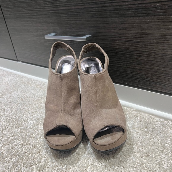 Carlos Suede Heels size 8.5 - Picture 5 of 5